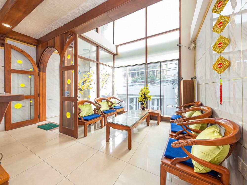 White Lion Hotel ニャチャン エクステリア 写真