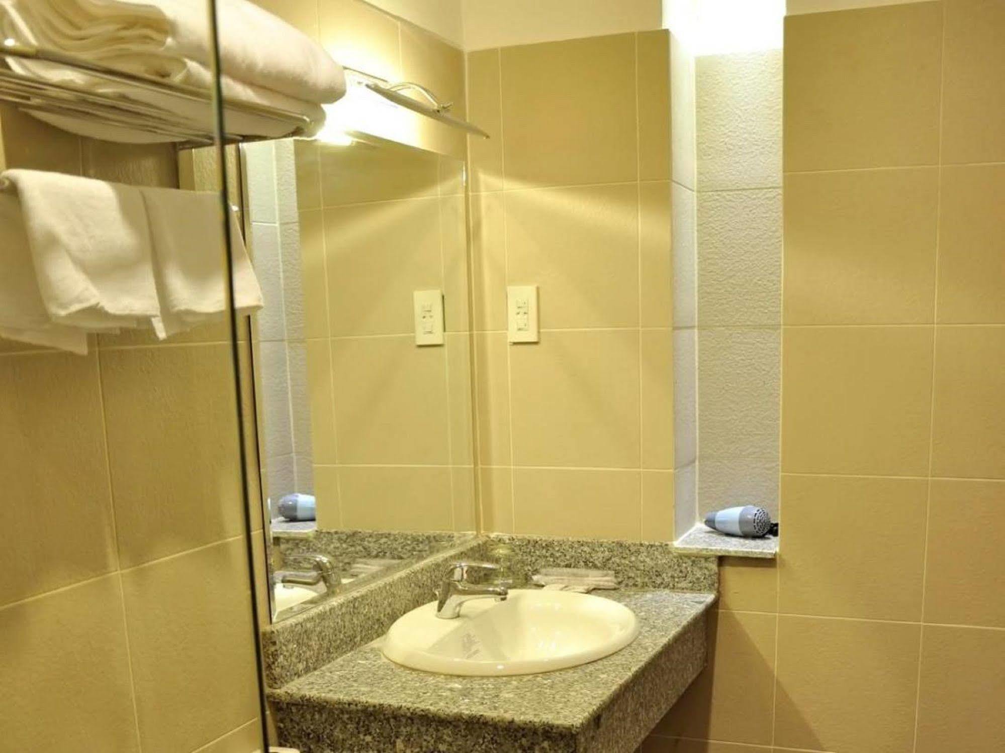 White Lion Hotel ニャチャン エクステリア 写真