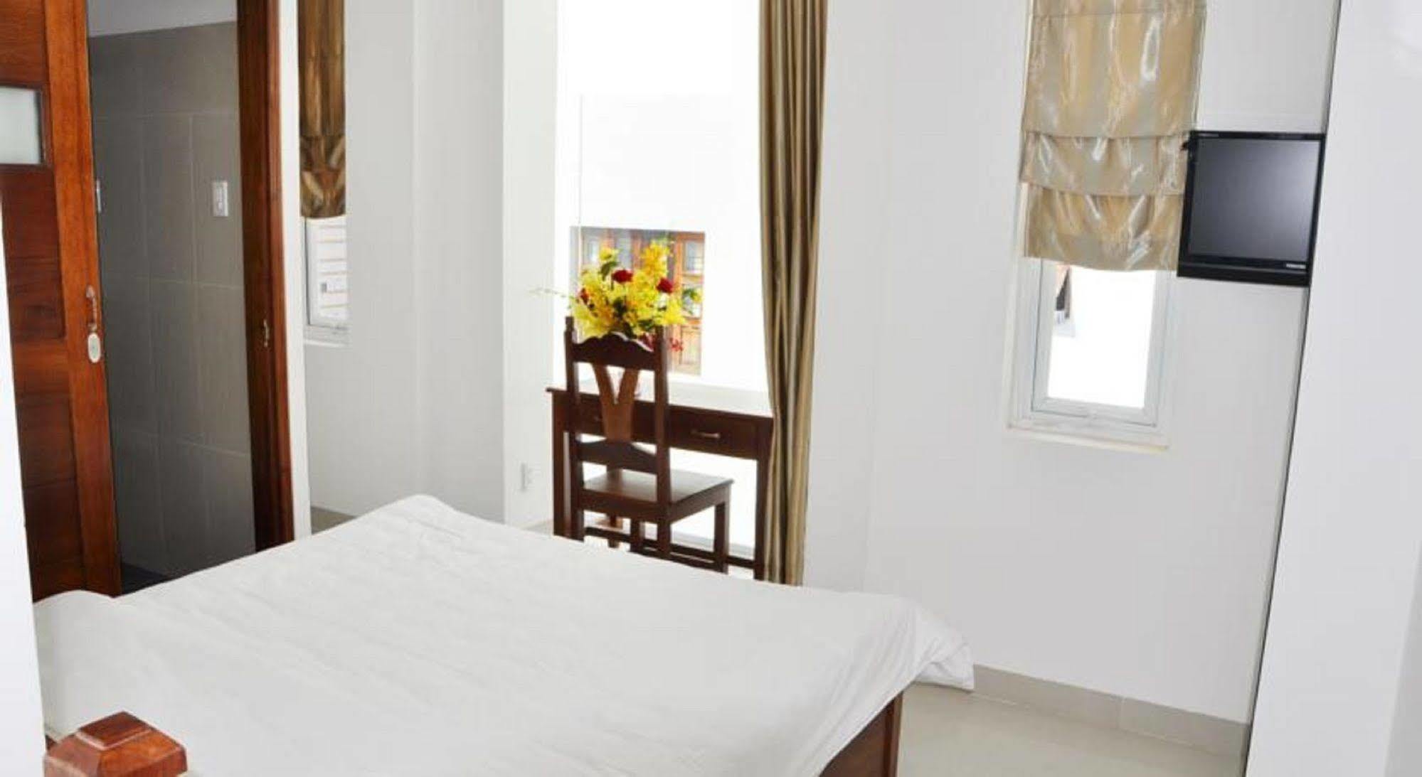White Lion Hotel ニャチャン エクステリア 写真