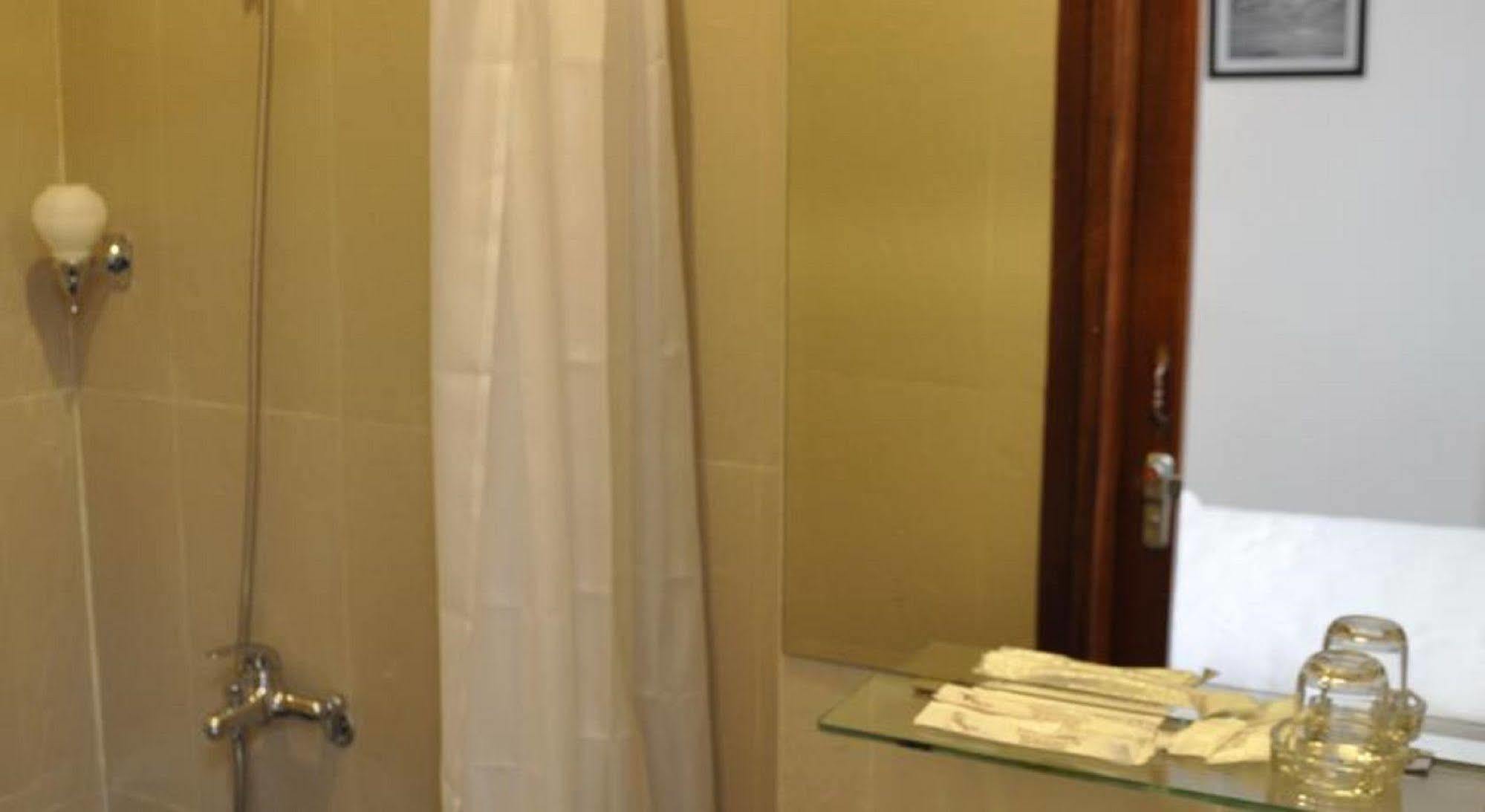 White Lion Hotel ニャチャン エクステリア 写真