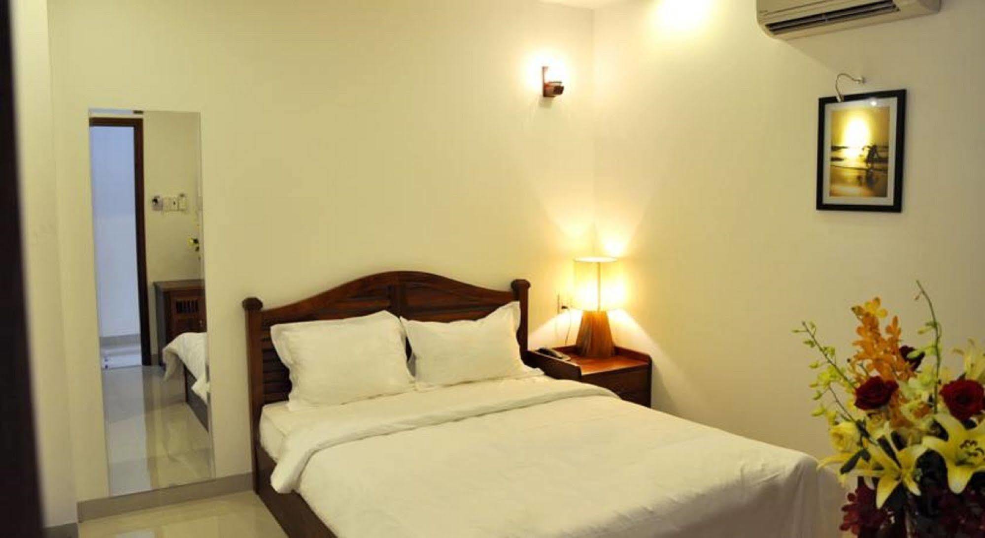White Lion Hotel ニャチャン エクステリア 写真