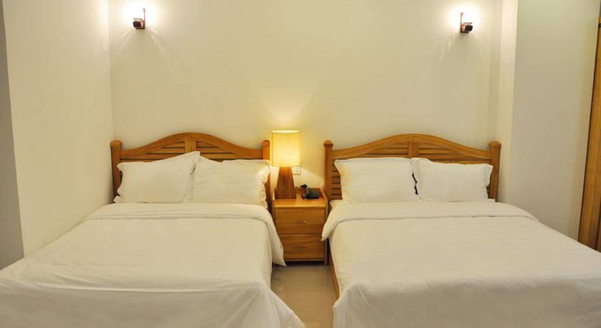 White Lion Hotel ニャチャン エクステリア 写真